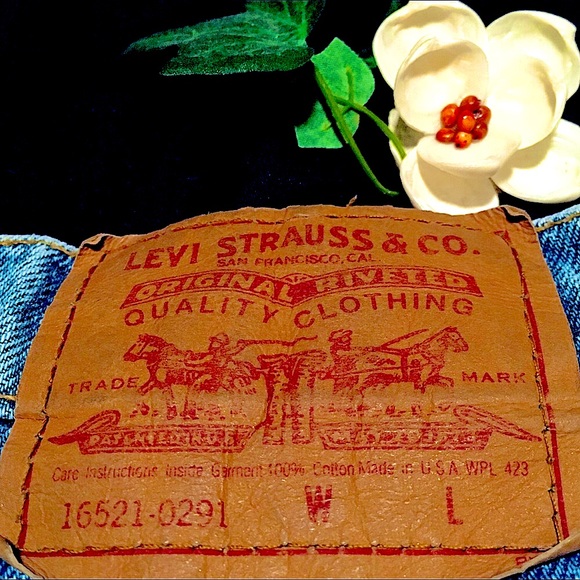 Vintage distressed style LEVIS cutoff shorts - Picture 5 of 16